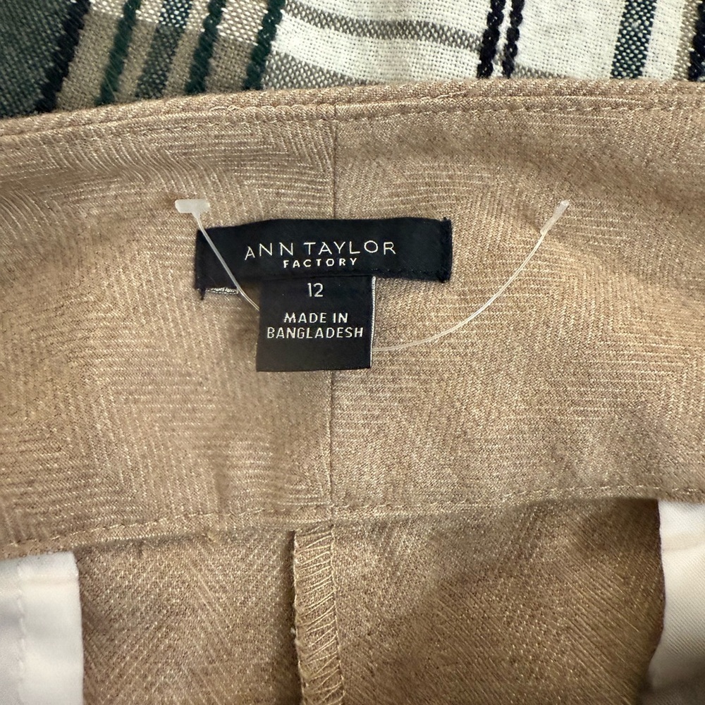 Ann Taylor women’s Khaki Chinos - Picture 4 of 4